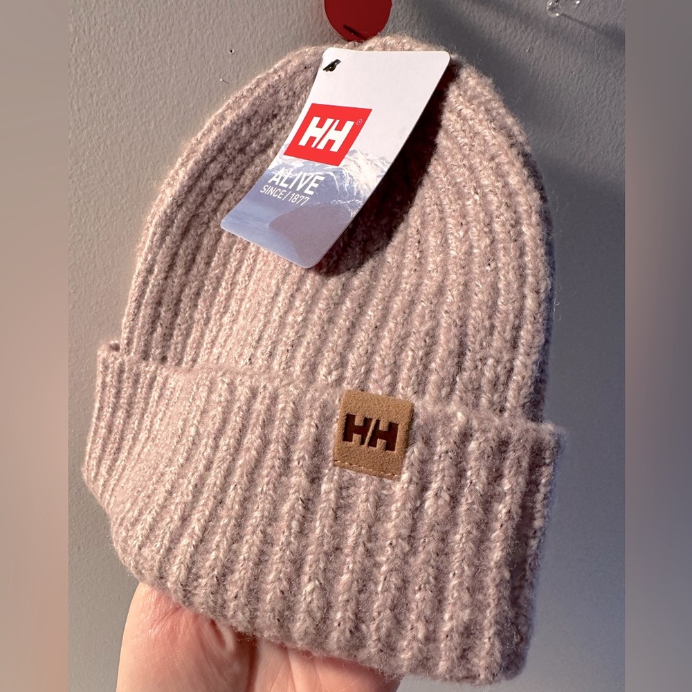 *** SOLD *** Lap up the luxury with this purple/pink tuque from Helly Hansen 🩷💜 - Picture 1 of 4